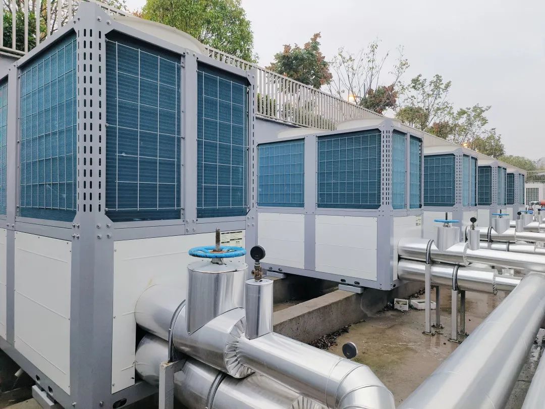 口碑案例丨120吨热水空气能热泵工程，尊龙凯时人生就是搏为医院提供生活热水包管！