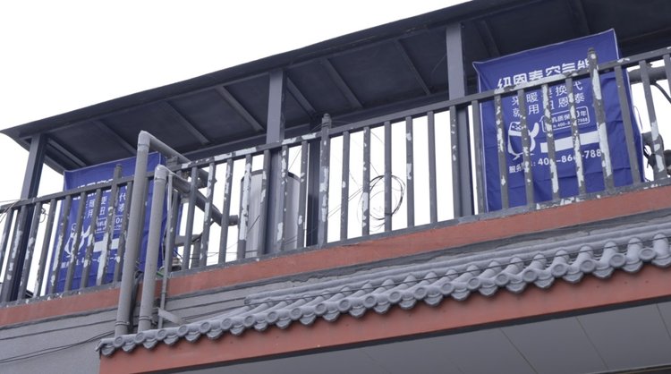 尊龙凯时人生就是搏空气能外机装置在民居二楼露台